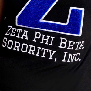 T-shirt décontracté en chenille Zeta Phi Beta Big Z pour femme, noir, avec lettres grecques brodées, pour sororité - Product Image 4