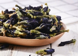 Fleur de pois papillon de couleur bleu naturel et violet, ingrédient alimentaire végétal sensible au pH et changeant de couleur - Product Image 6