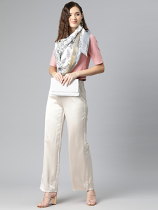 Foulards carrés imprimés de qualité supérieure de haute qualité Tissu léger Accessoires élégants Idéal pour l'approvisionnement en gros et les commandes personnalisées - Product Image 3