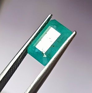 พลอยมรกตธรรมชาติจากแซมเบีย 2.80 กะรัต ทรงเหลี่ยมเจียระไน - Product Image 2