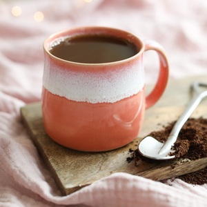 Mug à café en céramique chic avec glaçure dégradée rose pâle, contour arrondi, poignée ergonomique, isolation thermique pour des gorgées élégantes - Product Image 5