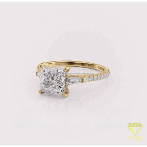 Bague carrée en argent 925 de qualité supérieure avec diamant de laboratoire, finition argentée, pierre centrale brillante et accents latéraux de style baguette - Product Image 5