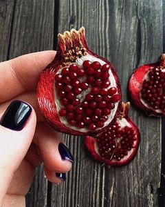 Hermoso Broche de Diseño con Cuentas y Motivos Bordados Únicos para la Moda Femenina Moderna - Product Image 6