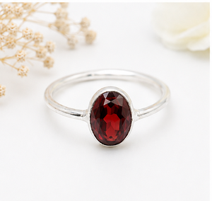 Bague en argent avec grenat rouge, bague en grenat ovale facetté, bague en argent sterling avec pierre précieuse, bague pierre de naissance de janvier, cadeau de bijoux fait main - Product Image 1