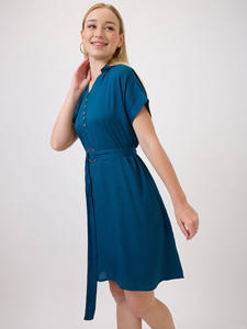 เดรสยาวปานกลางผ้าจอร์เจตต์พิมพ์ลายดอกไม้ คอปกเสื้อเชิ้ตทันสมัยสำหรับผู้หญิง สวมใส่สบาย เป็นมิตรกับสิ่งแวดล้อม เหมาะสำหรับฤดูร้อน ท่องเที่ยว และอินเทรนด์ - Product Image 2