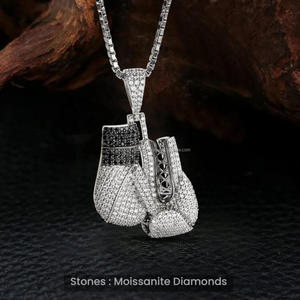 Exclusivo Colgante de Guantes de Boxeo Hip Hop con Incrustaciones Completas de Diamantes Cultivados en Laboratorio y Acabado Plateado - Product Image 1