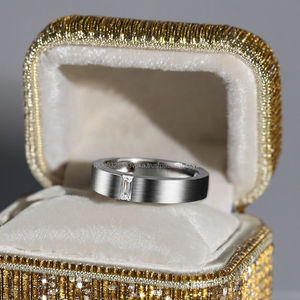 Anillo de Boda para Hombre con Moissanita Corte Baguette, Acabado Cepillado, Engaste de Tensión, Chapado en Oro, Minimalista en Plata 925 para Regalos - Product Image 1