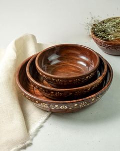 Ensemble de 3 bols de service en bois faits à la main avec incrustations florales, bols rustiques en bois pour salade, fruits et en-cas, pour la table et la maison - Product Image 1
