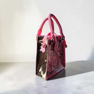 Sac bandoulière bohème en cuir véritable pour femme avec motif géométrique, fermeture éclair à pompon et sangle d'épaule - Product Image 4