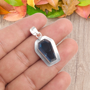Colgante de diseño unisex hecho a mano con topacio azul clásico en latón bañado en plata, con engaste de bisel en forma de ataúd. - Product Image 6