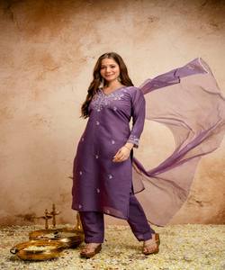 Conjunto de dos piezas de algodón romano con bordado de lujo y dupatta, estilo casual, en stock, prenda étnica de lujo, color morado. - Product Image 6