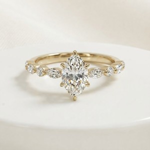 Bague de fiançailles pour femme en or jaune 18 carats avec diamant taille marquise néerlandaise et diamants latéraux, style classique - Product Image 1