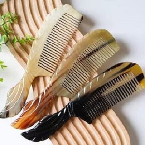 Peigne en corne de buffle moderne et écologique pour cheveux bouclés, à dents larges, démêlant, antistatique, fait main par F S International - Product Image 3