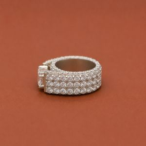 Anillo de compromiso para hombre con diamantes de moissanita de corte esmeralda incrustados en plata. - Product Image 3