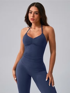 Ensemble de fitness deux pièces sans coutures : débardeur court dos nu et pantalon de compression froncé effet push-up - Product Image 3