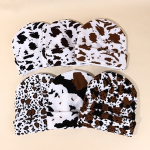 Gorro con estampado de vaca de alta calidad, gorros de calavera acrílicos impermeables personalizables para hombres y mujeres, venta al por mayor para ropa de playa - Product Image 4