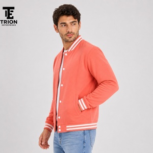 Veste varsity pour homme conçue pour un confort urbain, offrant une chaleur respirante et un style classique inspiré de l'athlétisme pour les looks décontractés au quotidien. - Product Image 1