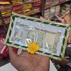 Elegante Portamonedas Shagun con Borde Verde Dorado, Cierre de Cremallera Hecho a Mano, Presentador de Billetes para Bodas - Product Image 1