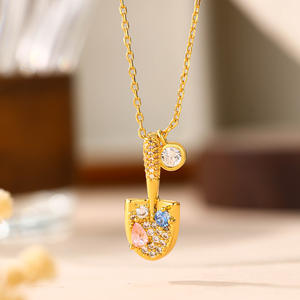 Pendentif pelle en or micro-incrusté de zircone pour femmes, design rétro élégant, collier tendance de luxe léger - Product Image 2