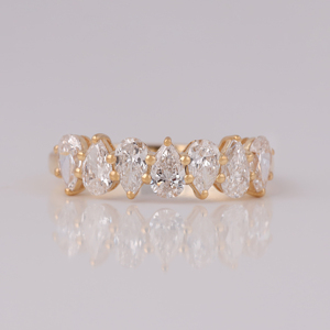 Bague de mariage demi-éternité en or massif 14 carats avec 2 diamants de laboratoire en forme de poire, bague d'anniversaire à diamants alternés - Product Image 1