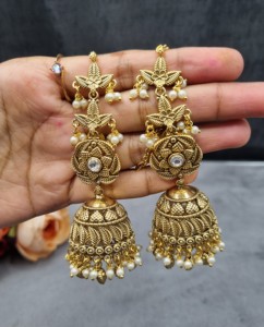Pendientes Jhumka de diseñador con diseño de flor y hoja chapados en oro, con cadena para el cabello adjunta, para bodas y fiestas, fabricante de pendientes de moda. - Product Image 2