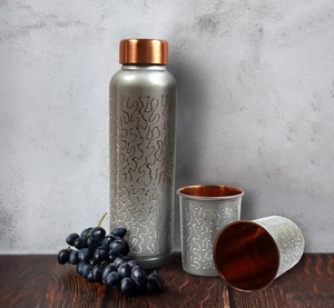 Ensemble de bouteilles d'eau en cuivre imprimé Meena avec deux verres - Product Image 2