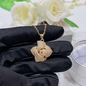 Collar con Colgante de Flores con Diamante Moissanite VVS, Plata 925 Chapada en Oro, Mejor Precio para Mujer - Product Image 1