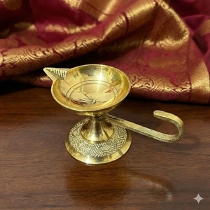 Elegante diya de latón con cristales incrustados y tapa con diseño de estrella para un brillo divino. Disponible a precios de mayorista. - Product Image 6