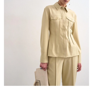 Chemisier élégant et formel pour femme, couleur unie, boutonné, manches longues, col rabattu, coupe ajustée, avec poche à rabat, idéal pour le bureau - Product Image 1