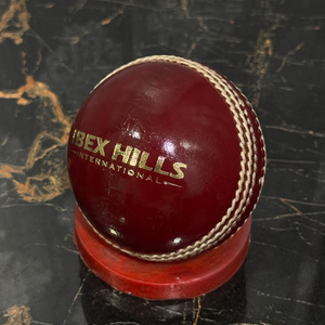 Pelota de Cricket Dura RED Super Test, 156g, Cuero Genuino de Vaca, Núcleo de Corcho de 5 Capas, Cosida a Mano, Grado Profesional para Partidos, IBEX Hill - Product Image 4