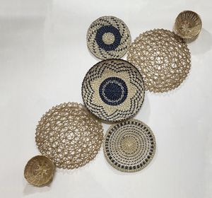 Étagère murale ronde minimaliste en jute naturel, style Art déco, avec motif vertical fleurs et plantes, décoration d'intérieur artisanale et durable - Product Image 1