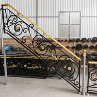 Rampe d'escalier en fer forgé de luxe : Balustres métalliques artistiques exquis, conçus sur mesure pour les entrées majestueuses et les rénovations haut de gamme
