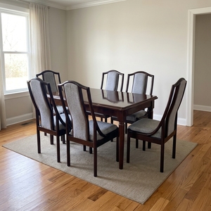 Ensemble de table à manger en teck massif avec 6 chaises à dossier haut rembourrées, en acajou foncé, rectangulaire, classique, suite de salle à manger formelle - Product Image 2