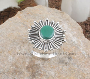 Anillo de Plata de Ley 925 con Malaquita Natural de Corte Ovalado, Anillo de Boda Clásico Hecho a Mano, Anillo con Gema Ovalada de Piedra Verde para Mujer - Product Image 1