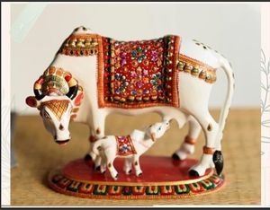Décoration d'intérieur Art Déco artisanale en marbre Kamdhenu représentant une vache et un veau, idéale pour les mariages et les anniversaires - Product Image 2