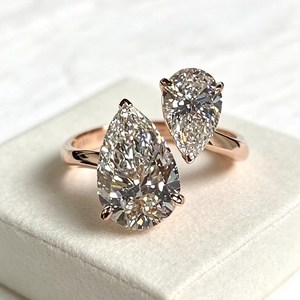 Bague de fiançailles haut de gamme en or rose 14 carats avec diamant taille poire 2+1 carats Toi Moi, anneau ouvert à double tour, diamant de laboratoire, cadeau pour petite amie - Product Image 2
