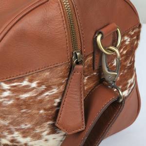 กระเป๋าเดินทางหนังแท้ลายขนสัตว์สุดหรู กระเป๋าหนังวัวแบบถือสะพายสำหรับเดินทางช่วงสุดสัปดาห์ กระเป๋าเดินทางขึ้นเครื่องบิน ขายส่ง OEM รุ่น LHTB-0060 - Product Image 5