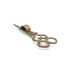Coupe-mèche de bougie contemporain de luxe, accessoire haut de gamme pour l'entretien des bougies, avec une coupe fluide et une construction métallique robuste - Product Image 2