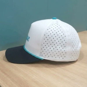 Gorra de Golf Personalizada OEM de 5 Paneles, Perforada con Corte Láser, Bordado Plano, Visera Precurvada, Estructurada, MOQ Bajo, ODM - Product Image 2