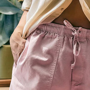 Pantalones cortos holgados para mujer, tela arengada, estilo relajado para verano/uso diario, con cintura elástica y cordones para un ajuste cómodo e informal - Product Image 2