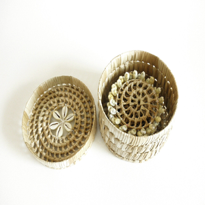 Ensemble de dessous-de-verre ronds en rotin tressé naturel avec support de rangement assorti pour tables à manger, disponible à prix de gros. - Product Image 5