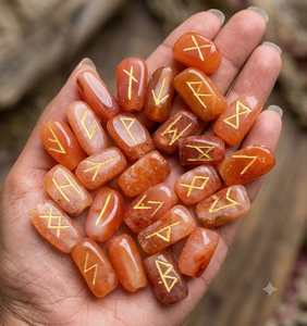 Ensemble de pierres runiques en cornaline rouge (25 pièces) – Runes nordiques Futhark gravées en or – Cristaux naturels polis et roulés pour la guérison - Product Image 2