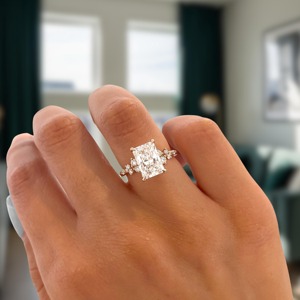 Bague de fiançailles en diamant de culture radiant taille princesse_ Bande florale en or rose 1,50 CT Diamant taille princesse - Product Image 3