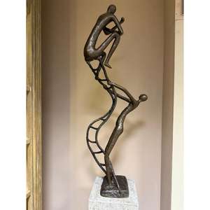 Sculpture abstraite de couples sur échelle avec base, décoration de table pour salon, objets d'artisanat en métal - Product Image 3