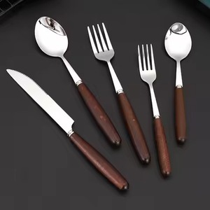 Ensemble de couverts en métal avec manche en bois de qualité supérieure pour une table à manger élégante et une décoration de cuisine moderne - Product Image 6