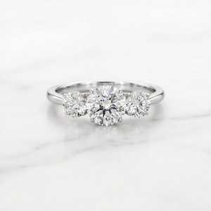 Anillo de compromiso de diamantes redondos de alta calidad con tres piedras, diamantes cultivados en laboratorio, anillo de boda, regalo de aniversario para ella. - Product Image 1