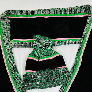 Alpha Kapa Alpha (AKA) Conjunto de Bufanda Larga de Punto Grueso y Gorro con Pompones en Rosa Salmón y Verde Manzana, Diseño Jacquard, Unisex, para Invierno - Product Image 3