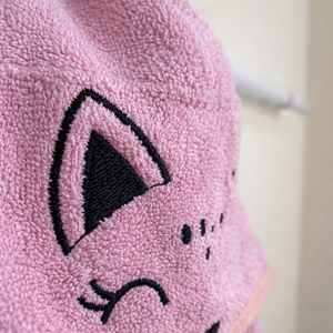 เสื้อคลุมอาบน้ำเด็กมีฮู้ด ผ้าฝ้ายริงสปัน 100% เนื้อนุ่ม ทอแบบรักษ์โลก 300gsm พร้อมโลโก้สั่งทำได้ ทุกสี สั่งซื้อจำนวนมาก - Product Image 4