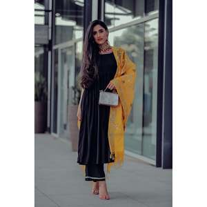 Conjunto de Traje de Gasa Negra Raven Disponible en Talla XS - Product Image 6