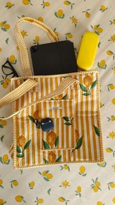 Sac fourre-tout matelassé 100 % coton pour femme avec poche extérieure, fermeture éclair et chaînes, couleur unie jaune - Product Image 3